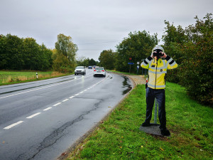 Ukradená maketa policisty a stržený sloup s radarem. Osud nepřeje zklidnění provozu u Křelova