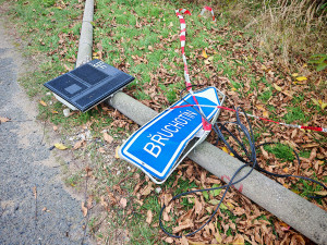 Ukradená maketa policisty a stržený sloup s radarem. Osud nepřeje zklidnění provozu u Křelova