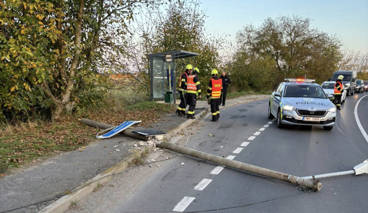 Při nehodě došlo ke stržení sloupu s radarem u Křelova-Břuchotína