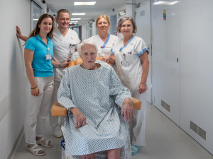 Osmdesátiletý lékař spadl z posedu. Zachránila ho manželka a tým olomoucké nemocnice