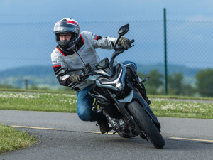Motorkářů na silnicích neubylo. Riziko vážných nehod je na podzim vyšší