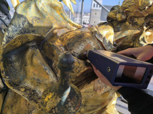 S opravou Sloupu Nejsvětější Trojice pomáhají i vědci. Zkoumají zlacené části