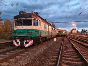 Vzpomínková jízda zastavila koridor. V Přerově vykolejil historický vlak