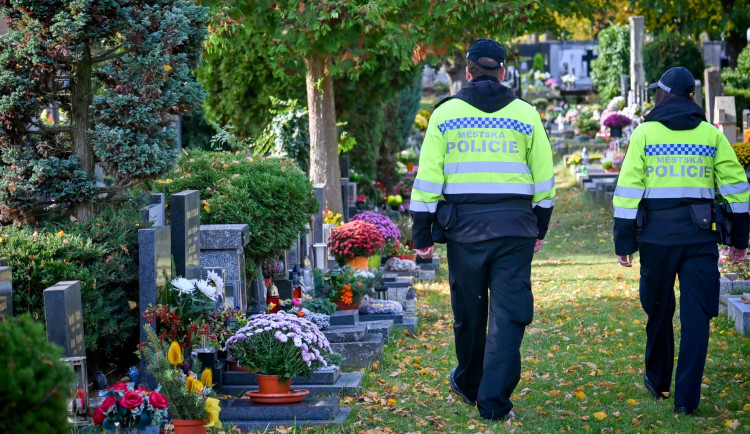 Dušičky v Hradci Králové? Víc hlídek u hřbitovů a kontrola parkování