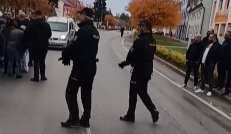 VIDEO: Olašský soud vylekal Bedihošť. Vesnici museli obšancovat policisté