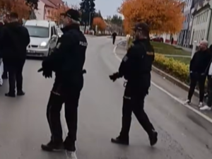 VIDEO: Olašský soud vylekal Bedihošť. Vesnici museli obšancovat policisté