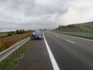 Dvaadvacetiletý řidič pověsil u Vlachova Superb na svodidla. Jel příliš rychle
