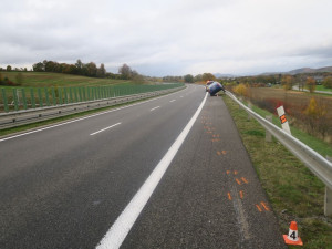 Dvaadvacetiletý řidič pověsil u Vlachova Superb na svodidla. Jel příliš rychle