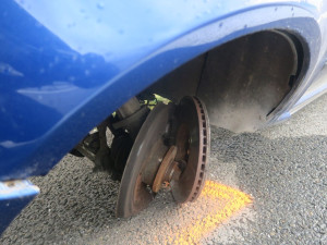 Dvaadvacetiletý řidič pověsil u Vlachova Superb na svodidla. Jel příliš rychle