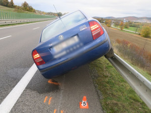 Dvaadvacetiletý řidič pověsil u Vlachova Superb na svodidla. Jel příliš rychle