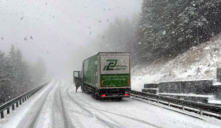 Sníh ochromil tah přes Červenohorské sedlo, kamiony uvázly v kopci