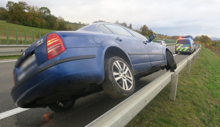 Dvaadvacetiletý řidič pověsil u Vlachova Superb na svodidla. Jel příliš rychle