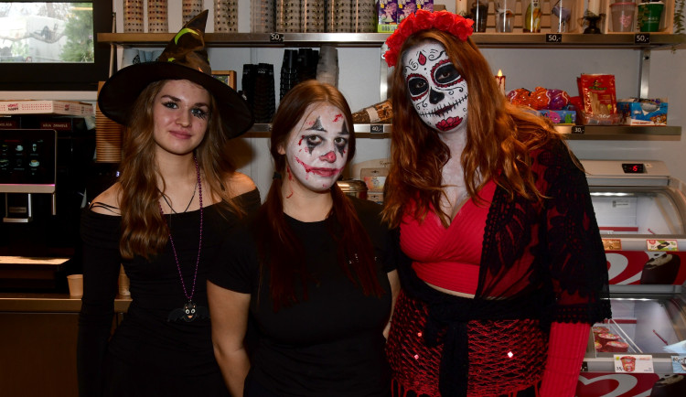 FOTOGALERIE: Strašidelné zoo praskalo ve švech, dnes je na programu světelná show