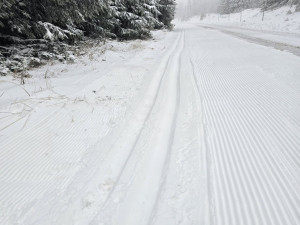 VIDEO: V Jeseníkách nasněžilo přes dvacet centimetrů, rolbaři upravili první stopu pro běžkaře