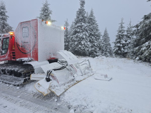 VIDEO: V Jeseníkách nasněžilo přes dvacet centimetrů, rolbaři upravili první stopu pro běžkaře