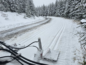 V Jeseníkách nasněžilo přes dvacet centimetrů, rolbaři upravili první stopu pro běžkaře