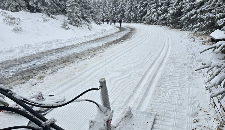 VIDEO: V Jeseníkách nasněžilo přes dvacet centimetrů, rolbaři upravili první stopu pro běžkaře