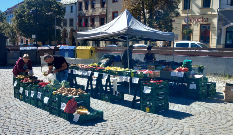 Tržnice na jihlavském náměstí se brzy uzavře. V nabídce teď je dušičkové zboží