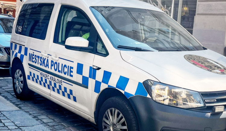 Dušičky klepou na dveře, na hradecké hřbitovy můžeme přijít až do osmi večer