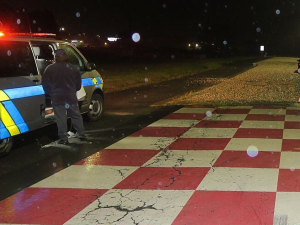 Pauza na čurání v nouzovém pruhu pro kamiony: ze štěrku seniorovu fabii tahali hasiči