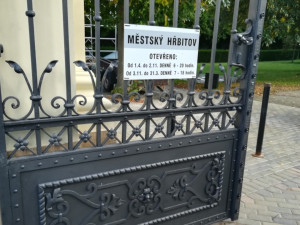 Dušičky jsou tady, na hřbitově v Prostějově zloděj okradl seniorku. Strážníci zvyšují dozor