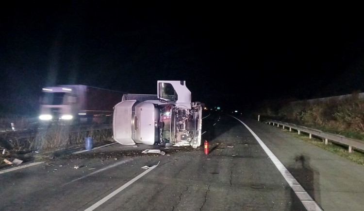 Dálnici D5 ochromila nehoda kamionu, upadlo mu za jízdy kolo