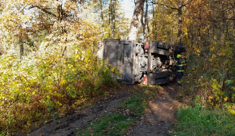 Odporně zapáchající voda vytékala z převráceného náklaďáku, který převážel siláž