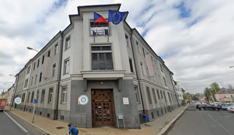 Někdo má štěstí. Šumperk měsíce nepohnul s některými spisy, jiné případy vyřídil bleskově