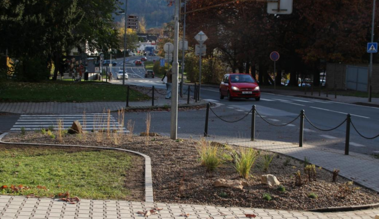 Křižovatku u nové lékárny ve Dvoře Králové zdobí nová květinová výzdoba