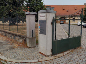 Mladík demoloval vstup na záchytku v Olomouci, přání drahého noclehu se mu splnilo