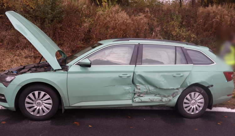 Auto s vozíkem se u Lipiny srazilo se dalším vozem. Řidič odjel do Opavy, policie hledá svědky
