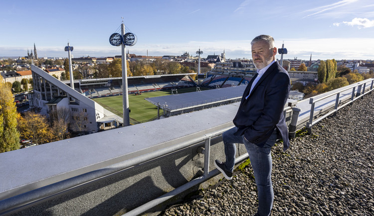Pavel Hapal při focení u Androva stadionu