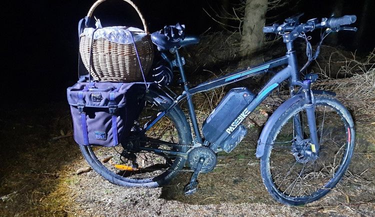 V lese na Jesenicku stálo opuštěné kolo. Jeho majitel se našel po dvou týdnech v Polsku