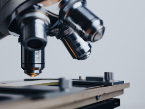 Lepší léčba nádorů. Vědec z olomoucké univerzity pomohl vyvinout novou metodu