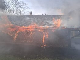 V Horní Lipové hořela chata. Škoda je více než tři miliony