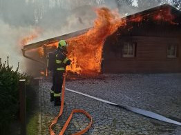V Horní Lipové hořela chata. Škoda je více než tři miliony