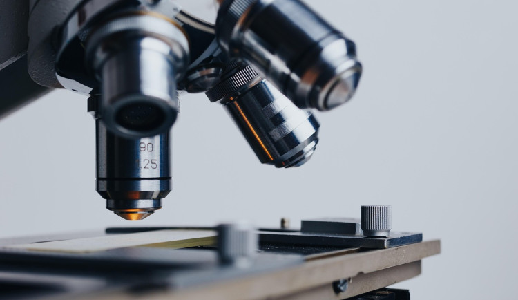 Vědec z UP pomohl vyvinout novou chemickou metodu. Může pomoct v léčbě nádorů