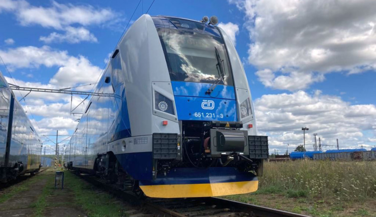 Krádež kabelů na železnici. Mezi Lipníkem nad Bečvou a Hranicemi stojí vlaky