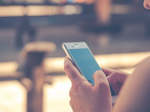 Šmejdi ze starší ženy z Prostějovska vymámili dokonce i telefon. Přišla o 140 tisíc korun