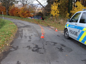 Značka omezující rychlost nepřežila. Senior u Mikulovic šlápl na plyn a skončil v příkopu