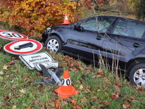 Značka omezující rychlost nepřežila. Senior u Mikulovic šlápl na plyn a skončil v příkopu