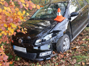 Značka omezující rychlost nepřežila. Senior u Mikulovic šlápl na plyn a skončil v příkopu
