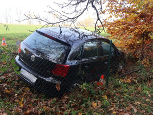 Značka omezující rychlost nepřežila. Senior u Mikulovic šlápl na plyn a skončil v příkopu