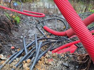 Ohrožení vlaku a obrovská zpoždění. Zlodějům kabelů z Hranicka hrozí až pět let vězení