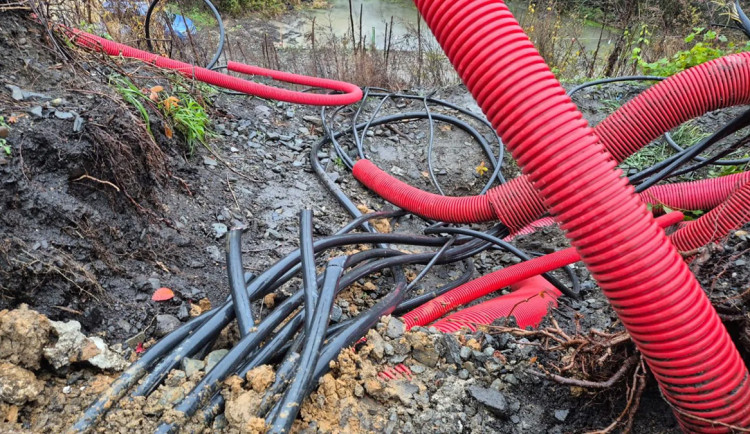 Ohrožení vlaku a obrovská zpoždění. Zlodějům kabelů z Hranicka hrozí až pět let vězení