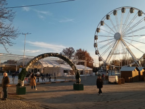 První předzvěst Vánoc je tady. Na tržnici v Olomouci se otevřelo kluziště a vyhlídkové kolo