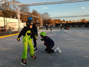 První předzvěst letošního Vánoc je tady. Na tržnici v Olomouci se otevřelo kluziště