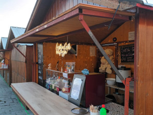 První předzvěst letošního Vánoc je tady. Na tržnici v Olomouci se otevřelo kluziště