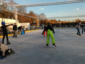 První předzvěst letošního Vánoc je tady. Na tržnici v Olomouci se otevřelo kluziště