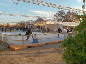První předzvěst letošního Vánoc je tady. Na tržnici v Olomouci se otevřelo kluziště